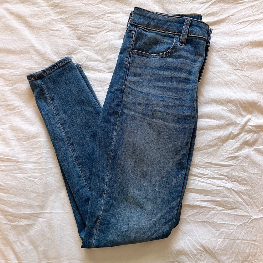 Reg American Eagle Jeans - Next Level Stretch - 6 - Medium Wash